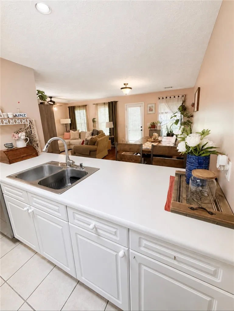 An open concept design seamlessly connects the kitchen and living areas, fostering an inviting atmosphere.