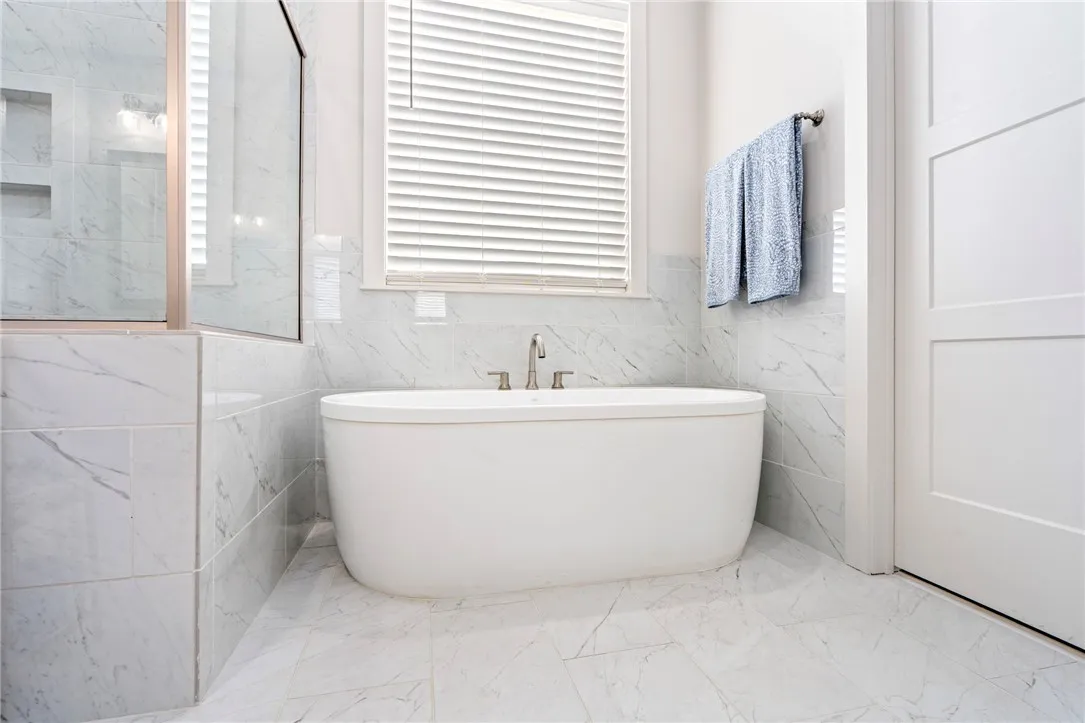 Primary soaking tub