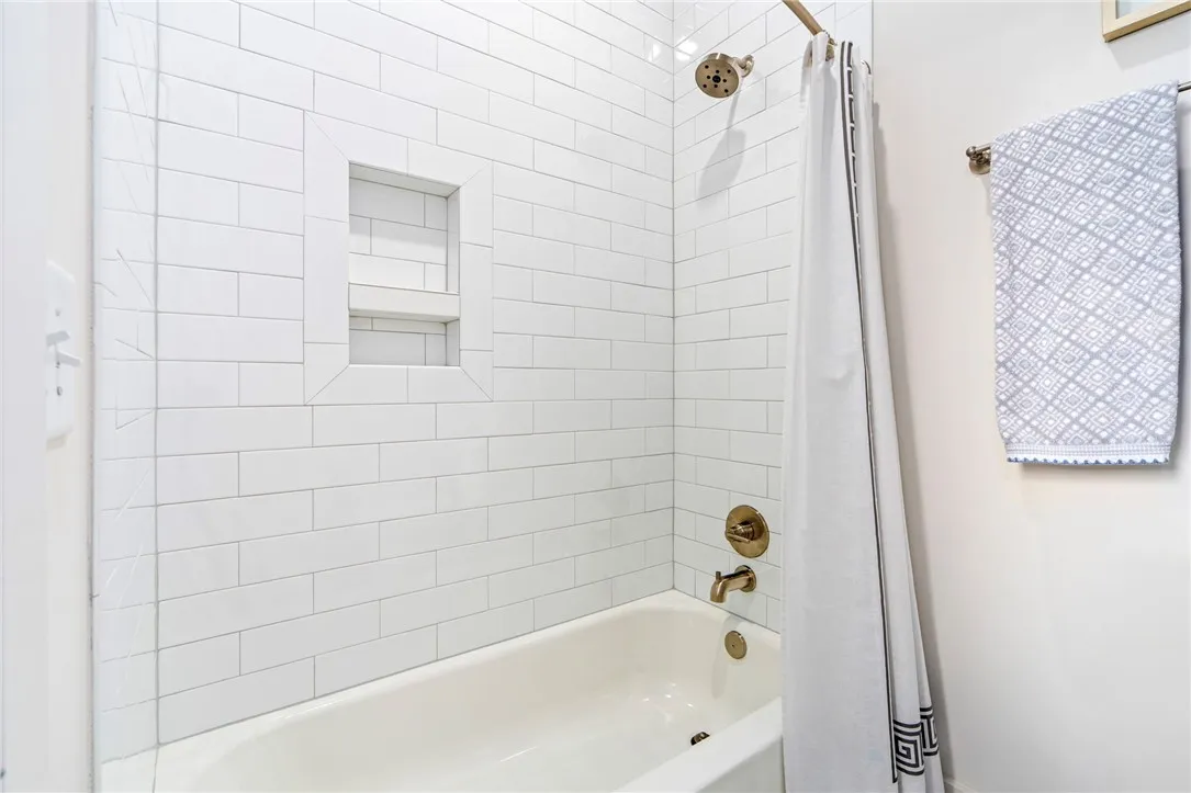 Bedroom 3 ensuite tub/shower combo