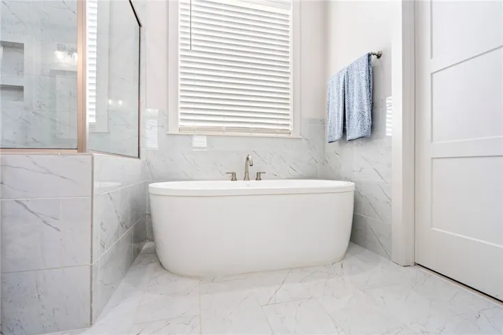 Primary soaking tub
