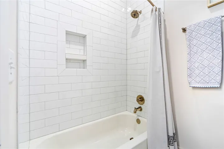 Bedroom 3 ensuite tub/shower combo