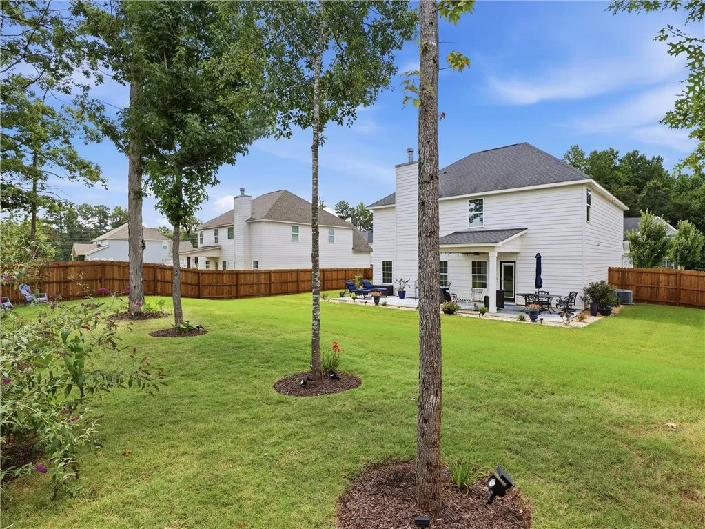 A well-maintained lawn and private yard create a peaceful outdoor oasis for leisure.