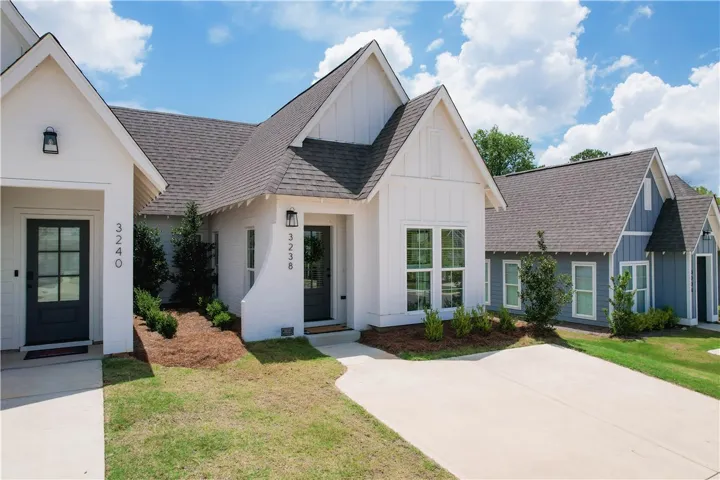 Charming duplex, conveniently located on N. College