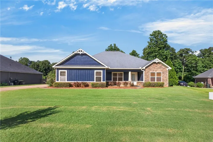 2113 Rockledge Circle, Opelika, Alabama 36801