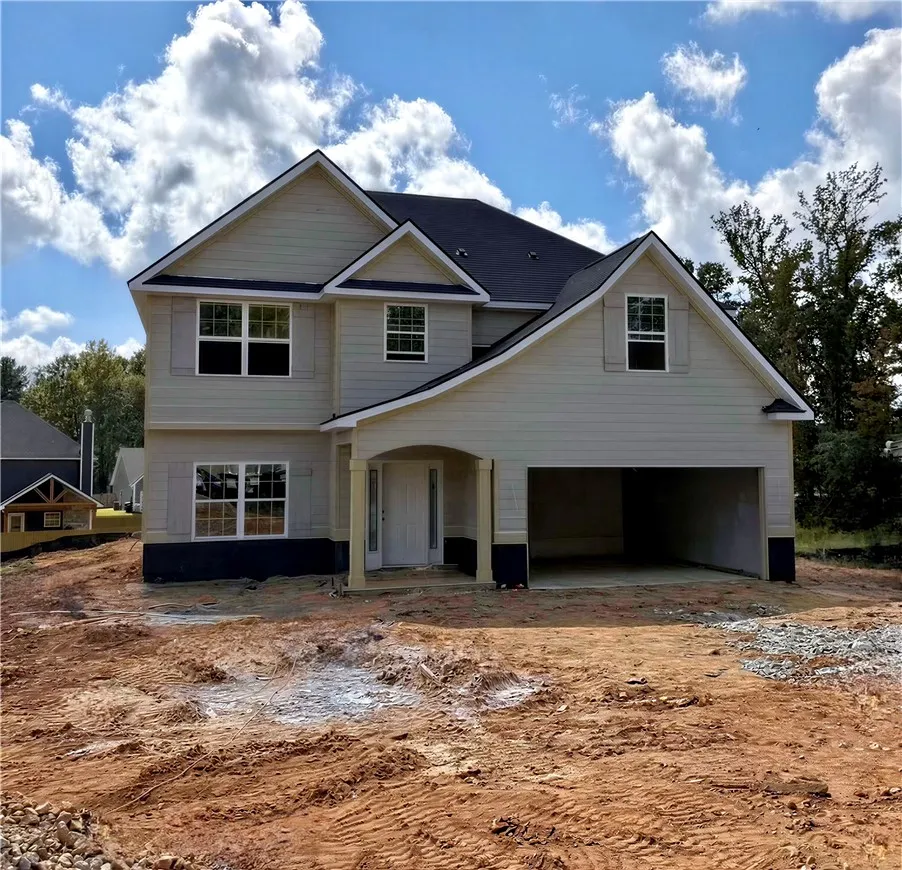 Camden II C
An inviting front porch and a spacious two-car garage define this newly constructed home.