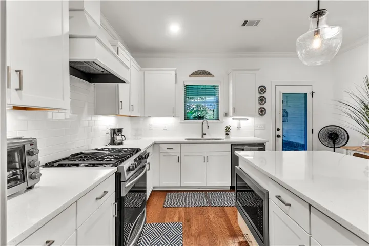 Quartz countertops and gas cooktop