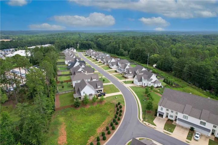 Located on a cul de sac street convenient to campus, downtown Auburn, and grocery