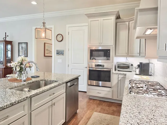 Gas cooktop, wall oven & microwave, dishwasher & walk-in pantry!