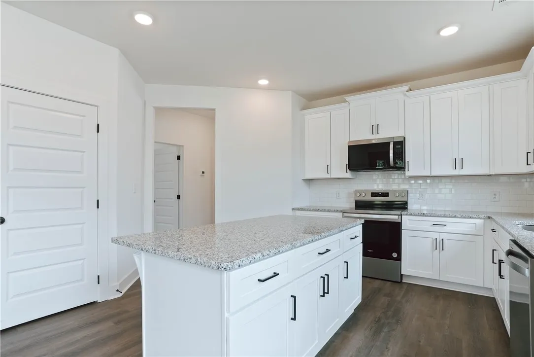 Example - 9ft ceilings in Kitchen Area with Soft Close Cabinets
- All plans, specifications & pricing are subject to change without notice.