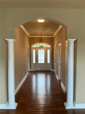 Large foyer with plenty of room for foyer table/console
