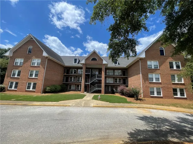 A well-maintained brick facade building offers a classic aesthetic and comfortable living.