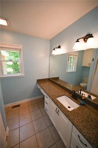 Suite 2 private bathroom.