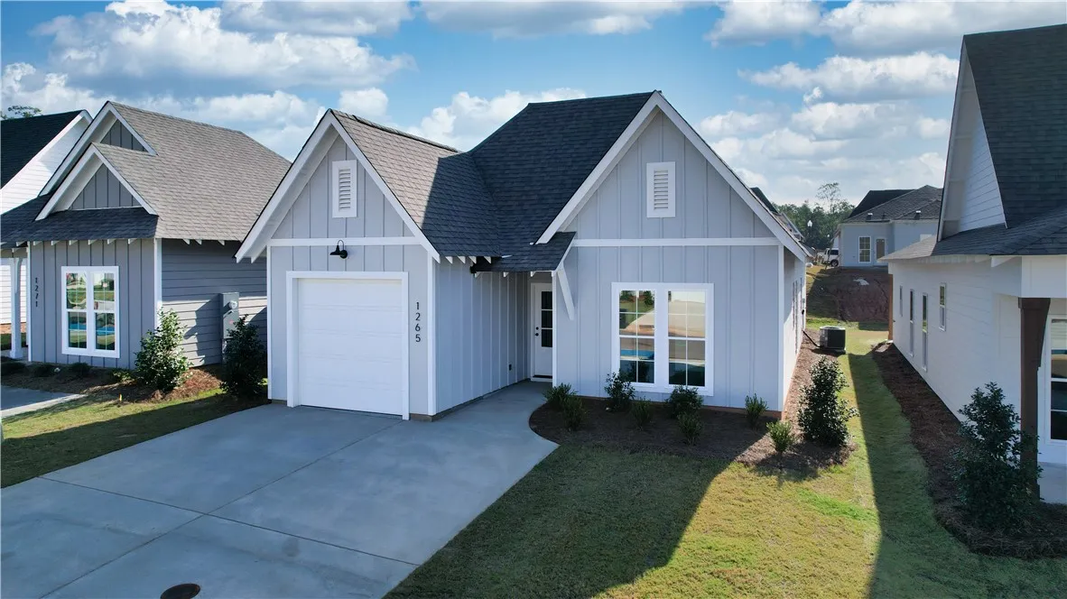 New Pre-sale opportunity on Camellia Crossing Lot 42 with a build time of 6 months. Example of a completed Toby C floorplan. All plans, pricing, and specifications are subject to change.