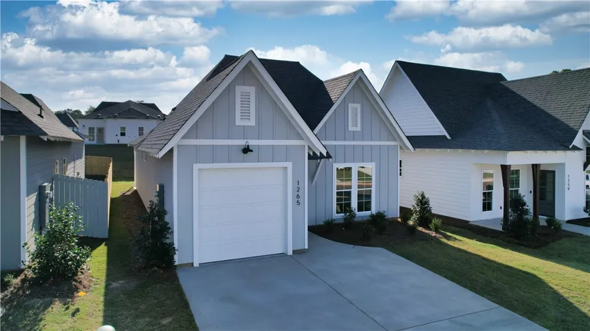 New Pre-sale opportunity on Camellia Crossing Lot 42 with a build time of 6 months. Example of a completed Toby C floorplan. All plans, pricing, and specifications are subject to change.