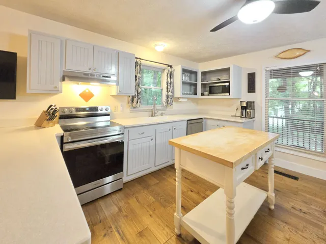 Lots of great cabinet & counter space!