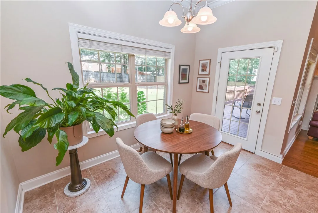 DIGITALLY STAGED Breakfast nook
Imagine sipping your morning coffee here, so refreshing!