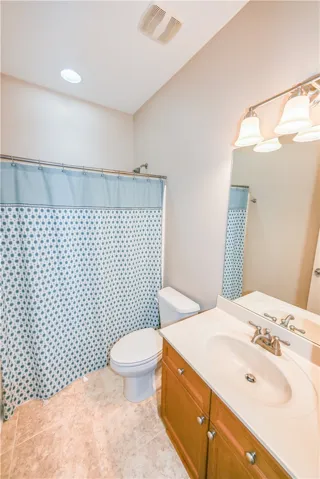 A full bathroom shared between bedrooms 2 & 3