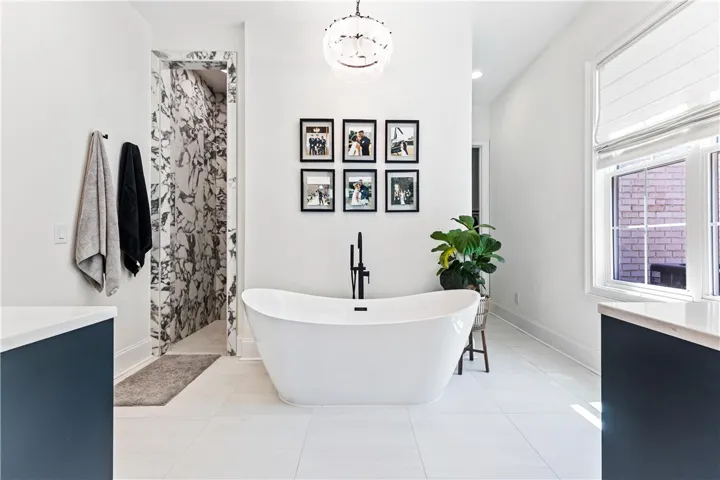 zero entry shower and soaking tub
