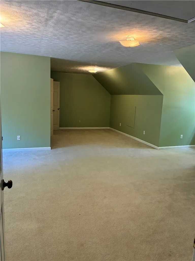 4 It's an huge room with lots of areas to separate