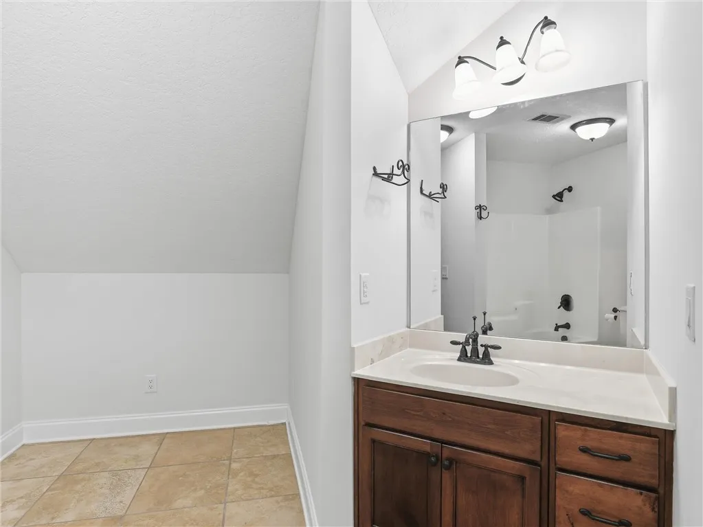 upper Level full bath