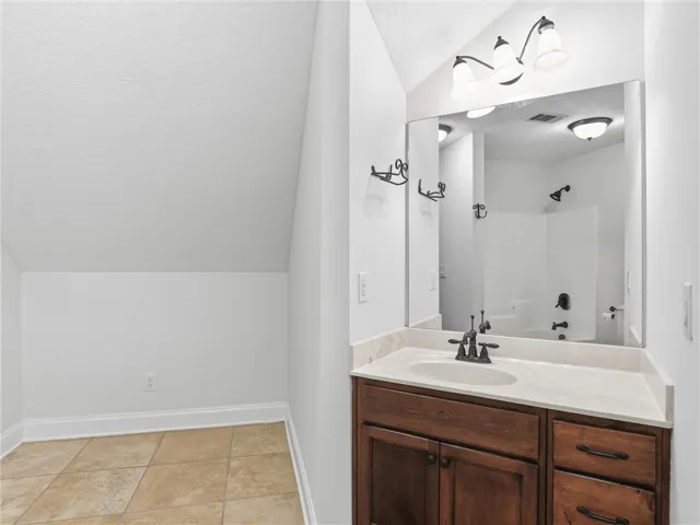 upper Level full bath