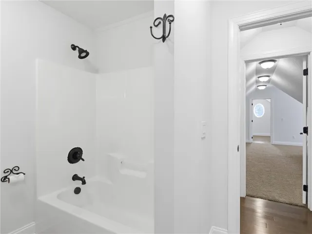 upper level full bath!