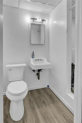 downstairs en suite bath (bathroom 3)

