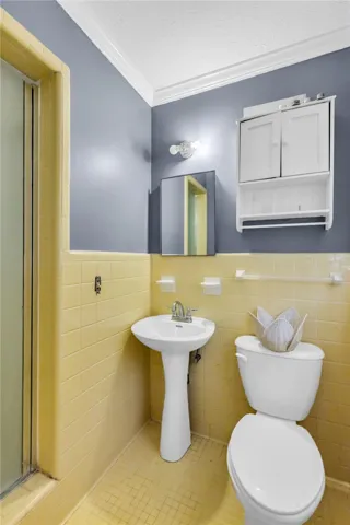 main level primary  bath
