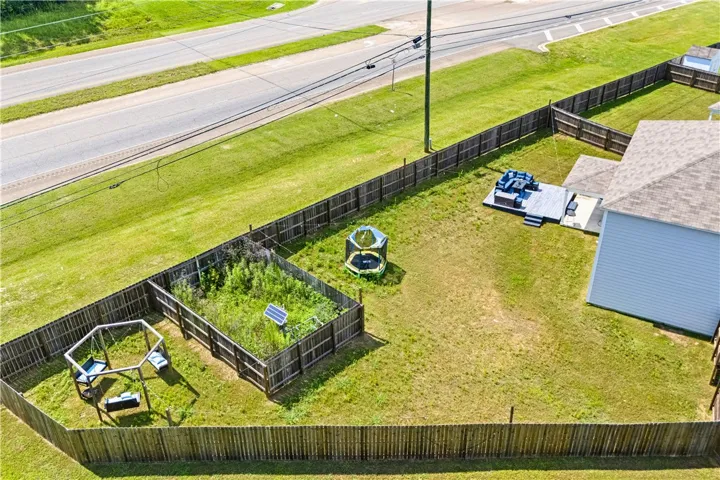 Large back yard in cul-de-sac.