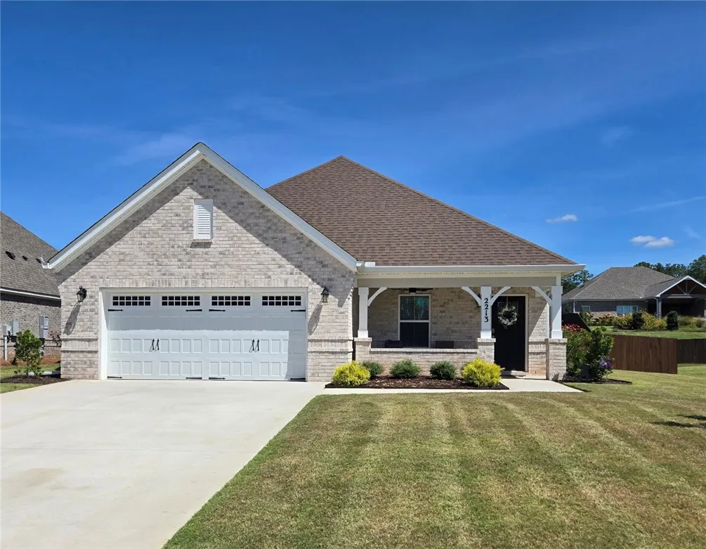 Lovely 5 bedroom 2.5 bath move in ready home in Hidden Lakes