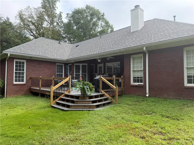 wonderfull back deck
facing yard and woods