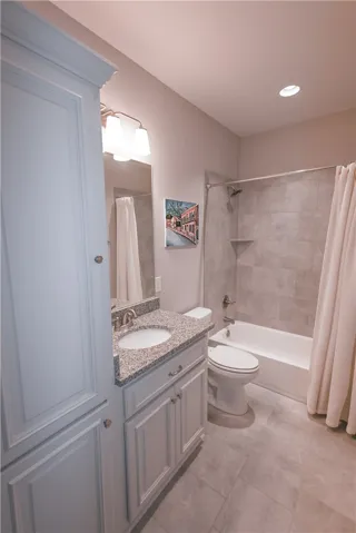 Upstairs full bathroom.
