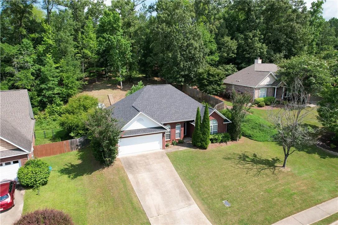 Close proximity to Auburn City Schools & in a great neighborhood in North Auburn.