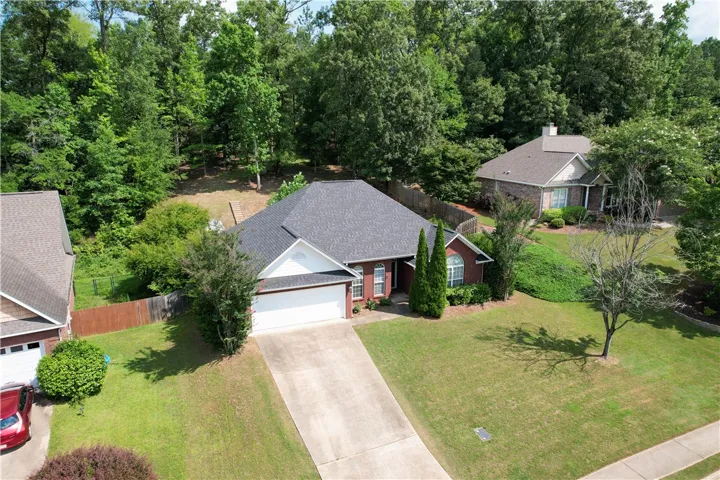 Close proximity to Auburn City Schools & in a great neighborhood in North Auburn.