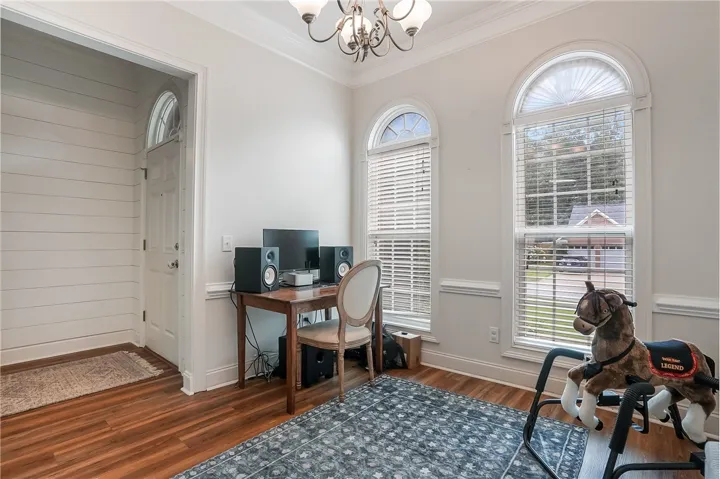 Front Flex / Office Space with lots of Natural Light