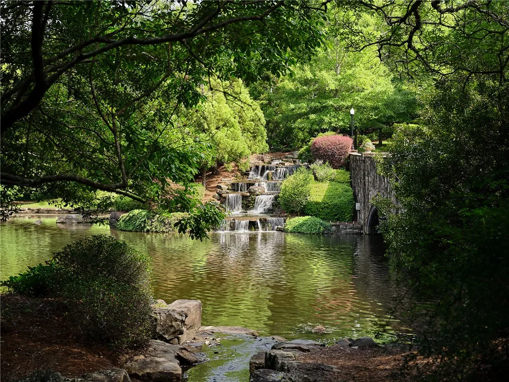 The White Oaks lake distinguishes it from other area neighborhoods.