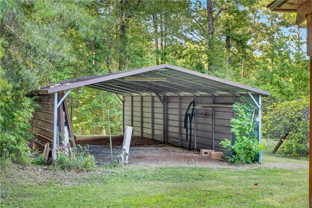 Large barn garage (could fit 4-6 vehicles