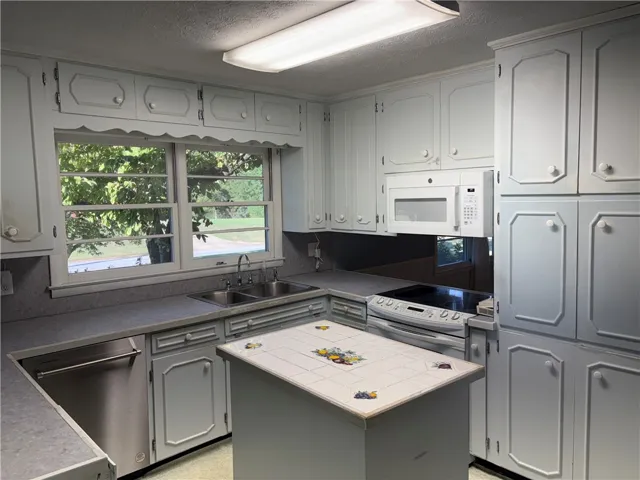 Abundant counter & cabinet space