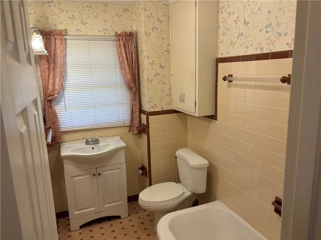 Vintage tile detailing  with a classic vanity setup