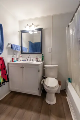 A single vanity and a shower-tub combo optimize this compact layout.