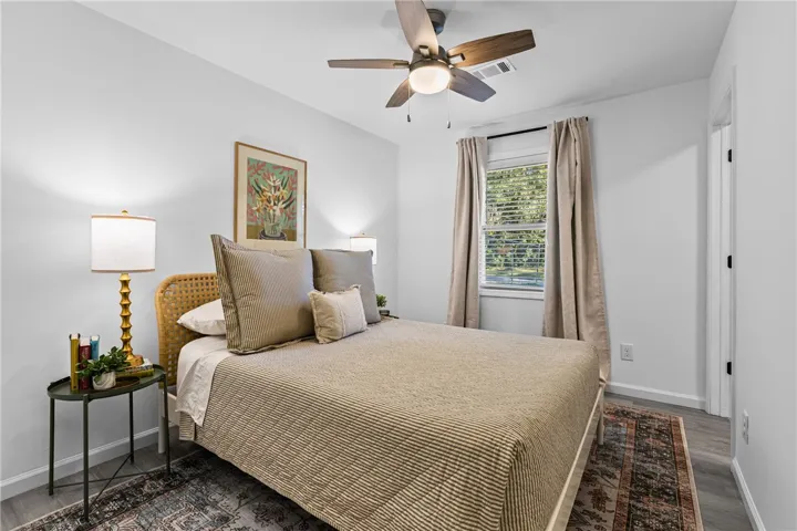 With en suite & walk in closet