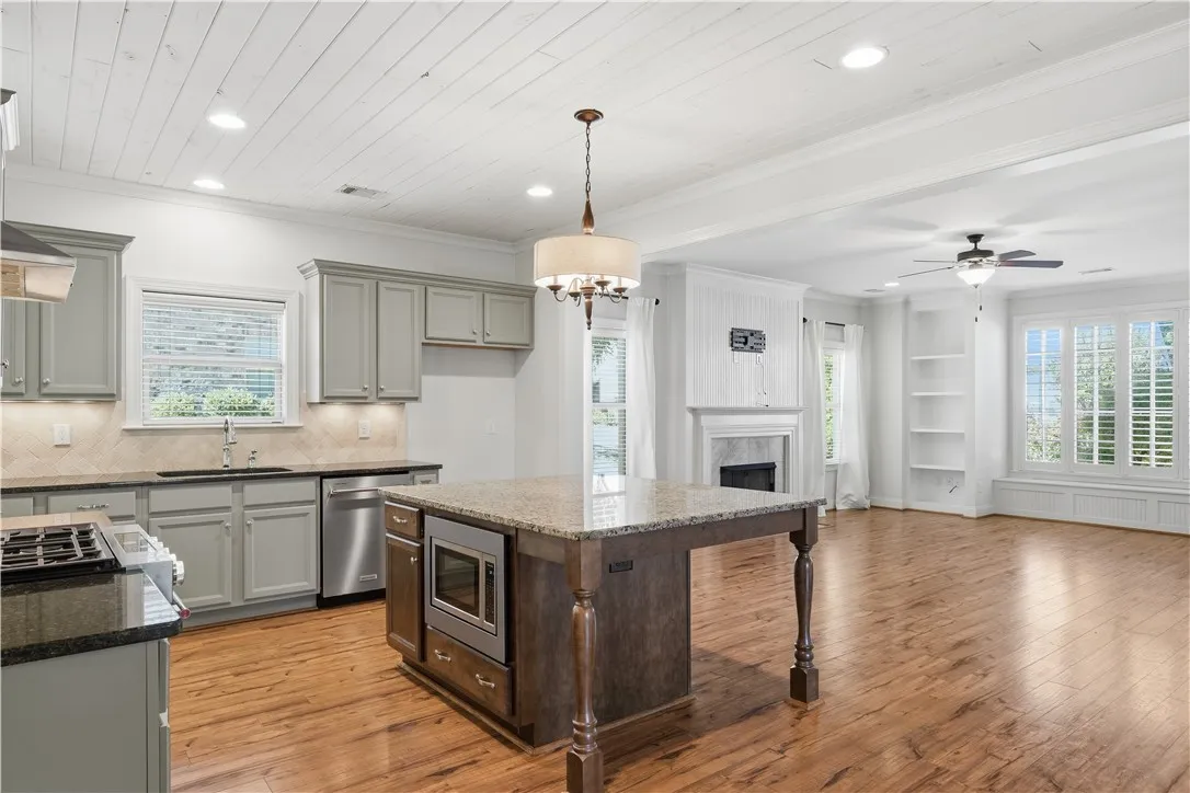 When entertaining, guests can move freely between the kitchen and living room.