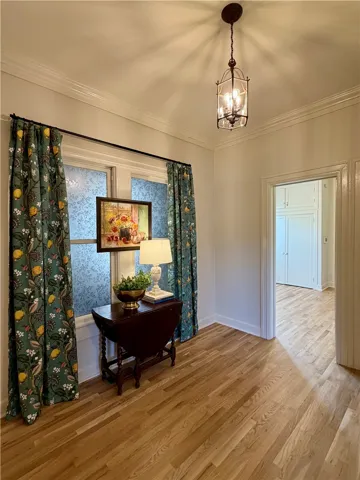Elegant & spacious entryway