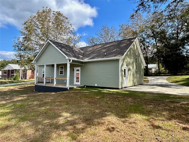 Crisp horizontal siding and a matching shingle roof define this charming side-profile exterior.