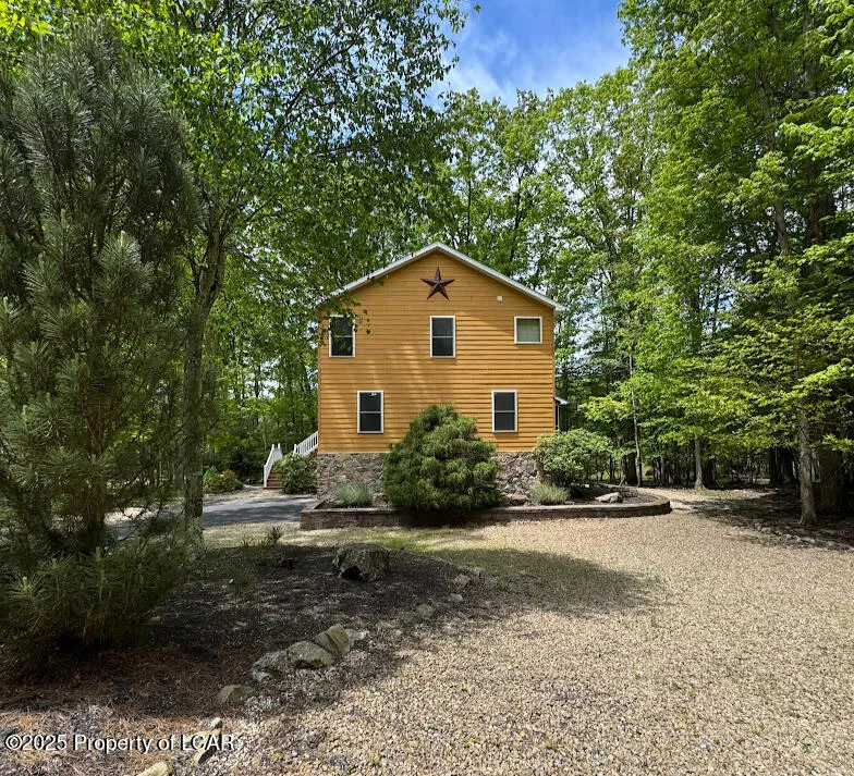 64 Algonquin Drive, Hazleton, PA 18202, 3 Bedrooms Bedrooms, 9 Rooms Rooms,3 BathroomsBathrooms,Residential,For Sale,Algonquin Drive,25-2450