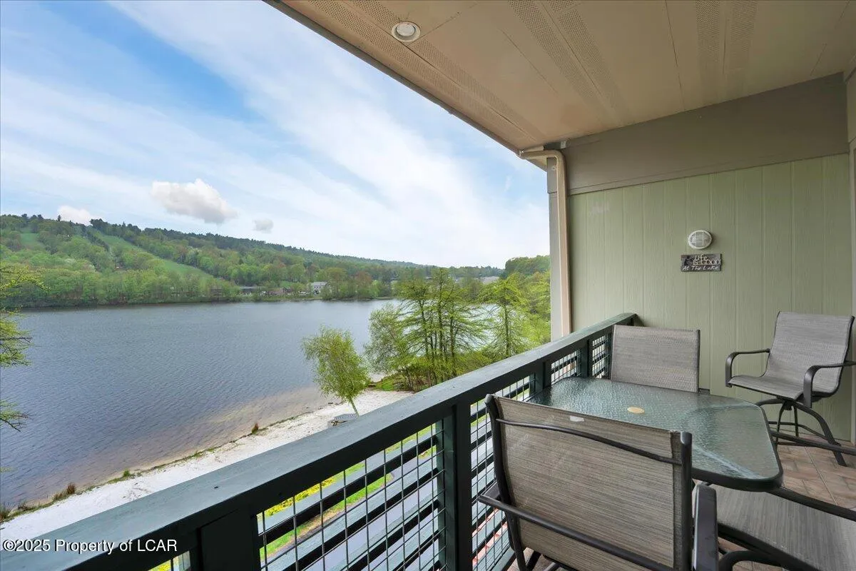320 Hummingbird Way, Lake Harmony, PA 18624, 3 Bedrooms Bedrooms, 10 Rooms Rooms,3 BathroomsBathrooms,Residential,For Sale,Hummingbird Way,25-3113