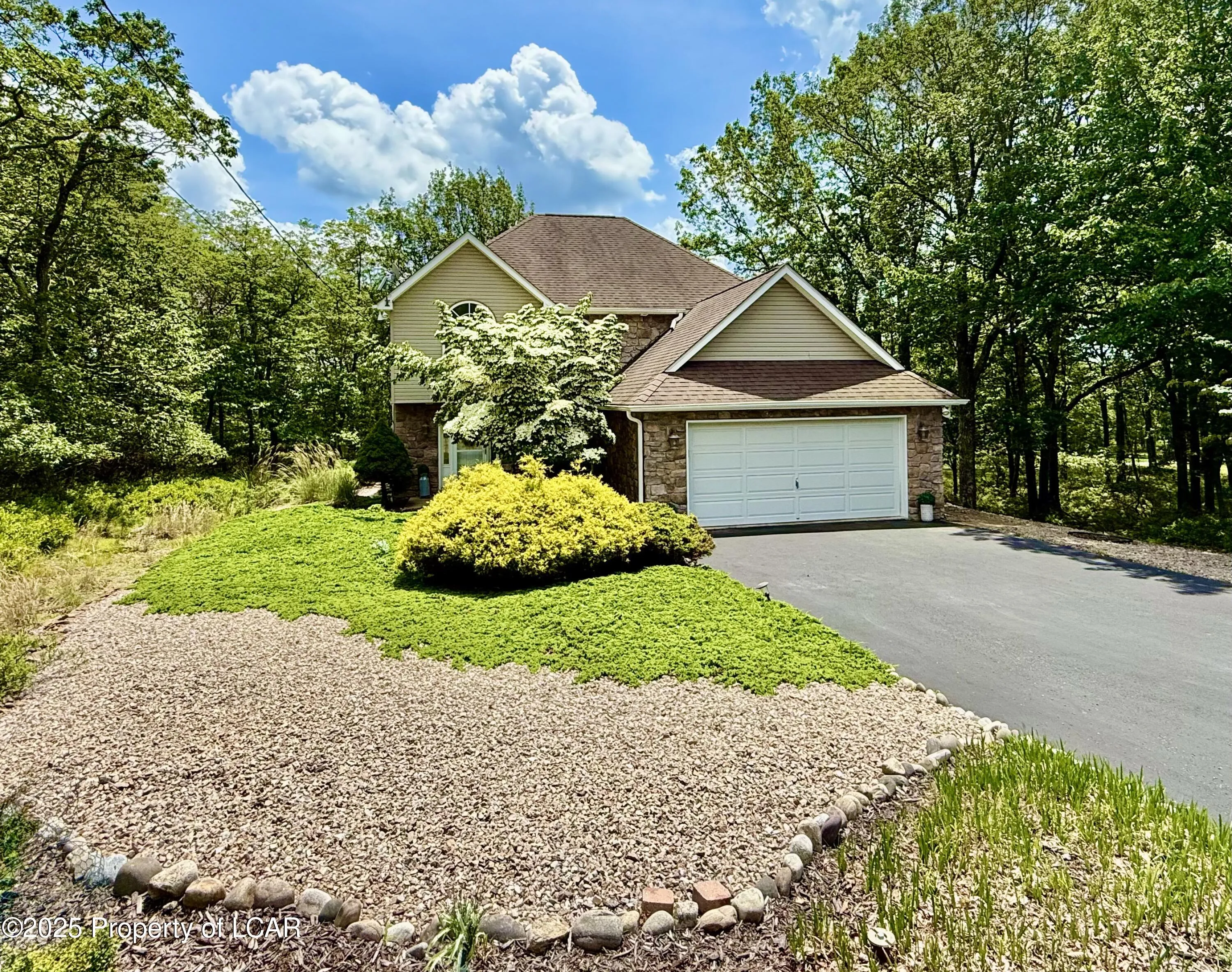8 Glen Abbey Road, Hazle Twp, PA 18202, 4 Bedrooms Bedrooms, 11 Rooms Rooms,3 BathroomsBathrooms,Residential,For Sale,Glen Abbey,25-3138