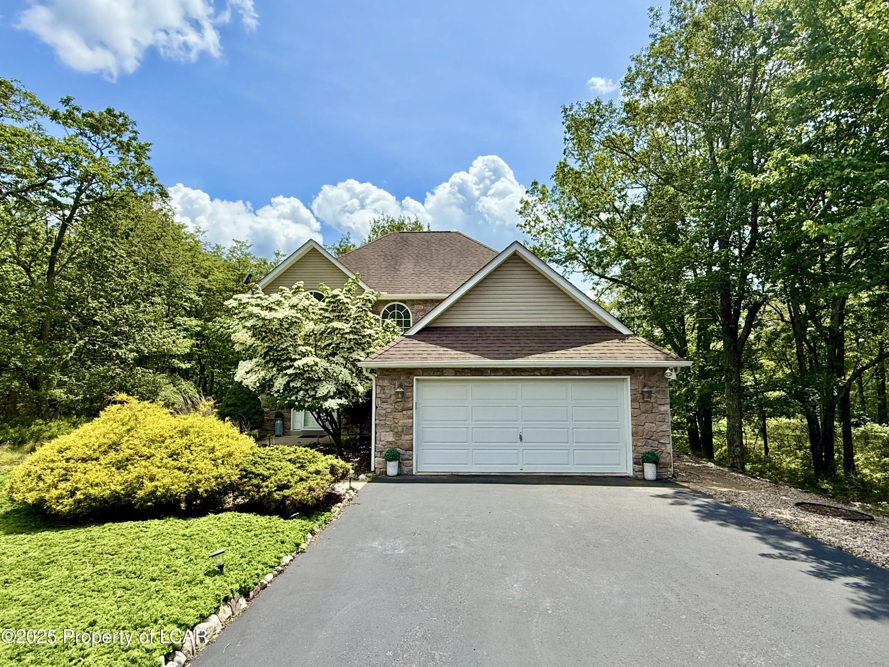 8 Glen Abbey Road, Hazle Twp, PA 18202, 4 Bedrooms Bedrooms, 11 Rooms Rooms,3 BathroomsBathrooms,Residential,For Sale,Glen Abbey,25-3138