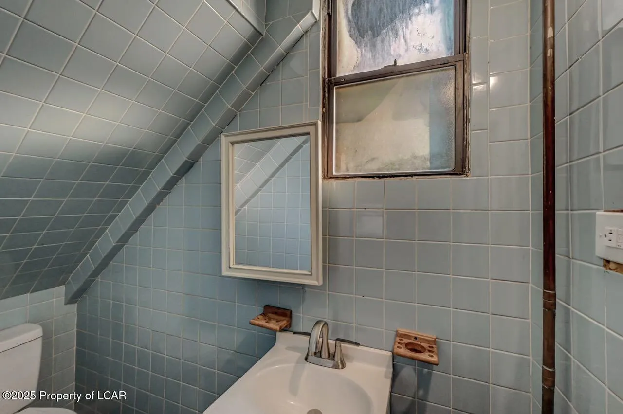 22 Hayes Lane, Wilkes-Barre, PA 18702, 3 Bedrooms Bedrooms, 6 Rooms Rooms,2 BathroomsBathrooms,Residential,For Sale,HAYES,25-3135