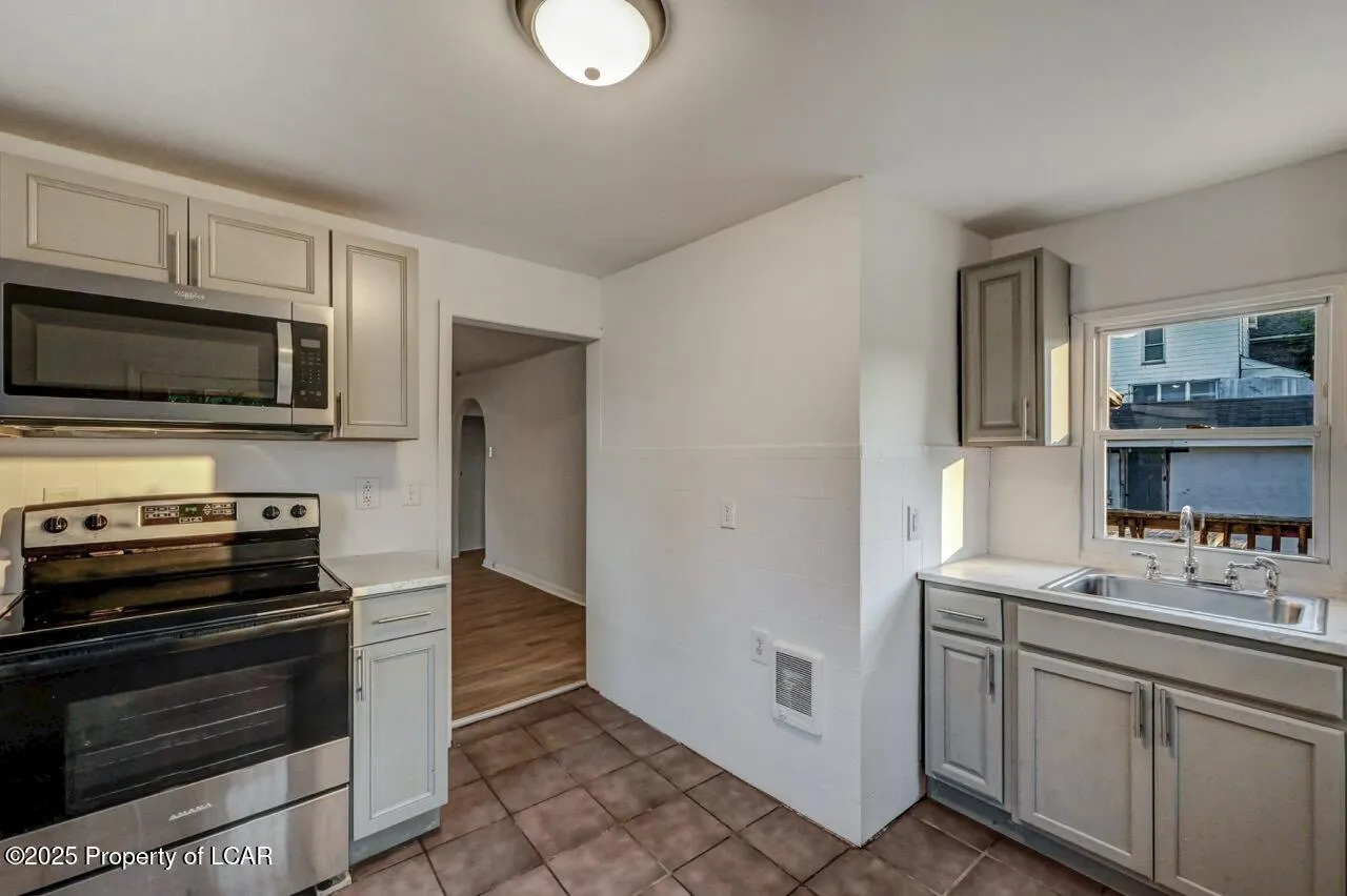 22 Hayes Lane, Wilkes-Barre, PA 18702, 3 Bedrooms Bedrooms, 6 Rooms Rooms,2 BathroomsBathrooms,Residential,For Sale,HAYES,25-3135